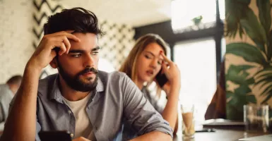 Pasanganmu yang Kerap Berpikir Negatif? Nih Tips Menghadapinya