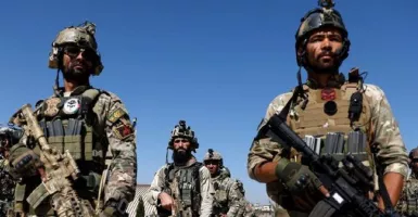 Taliban Pegang Senjata dengan Cara Tak Biasa, Inggris Curiga...