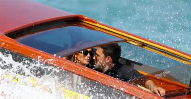 Tiba di Venesia, Ben Affleck & Jennifer Lopez Tampil Mesra