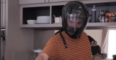 Kocak, Teuku Wisnu Bantu Istri Memasak di Dapur Pakai Helm
