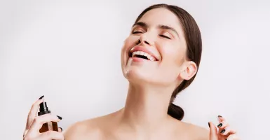 3 Cara Penggunaan Sunscreen pada Produk Makeup, Catat Ladies!