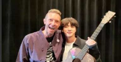 Keren! Chris Martin Kasih Gitar Buat Jin BTS, Ada Tulisan Ini, Lo