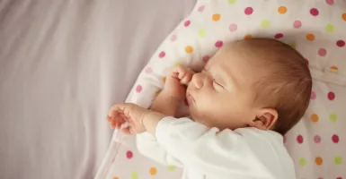 Cara Mengatasi Bayi yang Sering Berkeringat, Mom Jangan Khawatir!