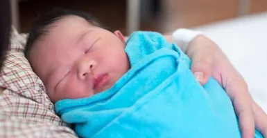 Bikin Bayi Lekas Tidur, Simak Cara Bedong Bayi yang Benar Moms