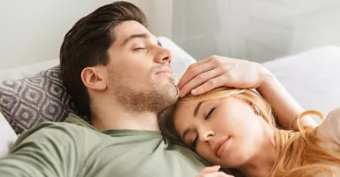 Posisi Tidur Ini Bisa Bikin Suami Istri Makin Bahagia