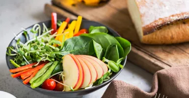 Diet Bisa Sukses dengan Makan Salad Sayur Ditambah 3 Bahan Alami