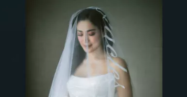 Romantis, Jessica Iskandar Tulis Janji Pernikahan di Veil Gaun