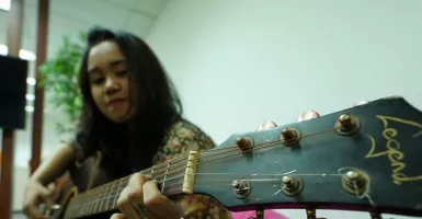 Lirik dan Chord Gitar Lagu Cinta untuk Mama, Mudah Dimainkan