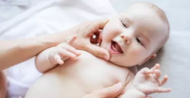 3 Teknik Membersihkan Mulut Bayi Sebelum Gigi Pertama Tumbuh