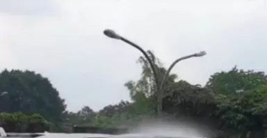 Viral Video Hujan Guyur Satu Mobil, Ternyata Ada yang Lebih Aneh!