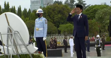 Peringati Hari Pahlawan, Jokowi Tabur Bunga Ke Makam BJ Habibie