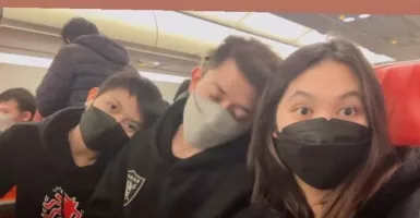 Di Pesawat, Rian Ardianto Diapit Ribka Sugiarto dan Siti Fadia