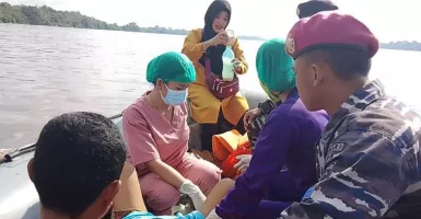 Aksi Bidan Ini Heroik, Bantu Ibu Melahirkan di Perahu Karet