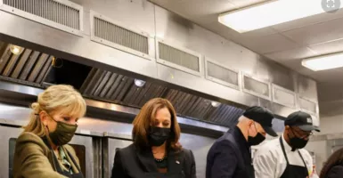 Turun ke Dapur Lokal, Joe Biden Ikutan Masak untuk Thanksgiving