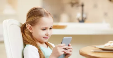 Anak Perlu Pendampingan Orang Tua Saat Main Media Sosial