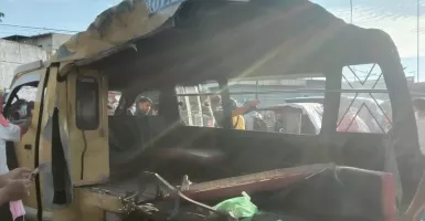 Video Angkot di Medan Ditabrak Kereta Api, Sopir Sempat Kabur