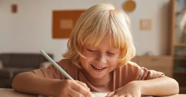 3 Cara Mengajari Anak Menulis yang Baik dan Rapi