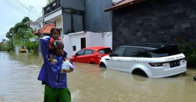 Banjir Kepung Denpasar, Lansia Terjebak dan Mobil Hanyut