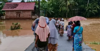 Lansia dan Bayi 6 Bulan Terbawa Banjir Bandang di Lombok 