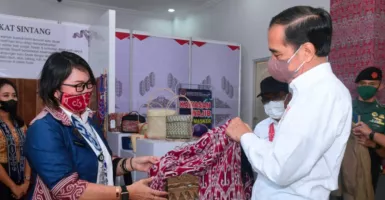 Momen Jokowi Dirayu Gubernur Kalbar: Ayo Beli, Pak!