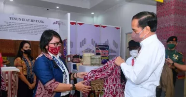 Jokowi Beli Jaket Motif Khas Dayak