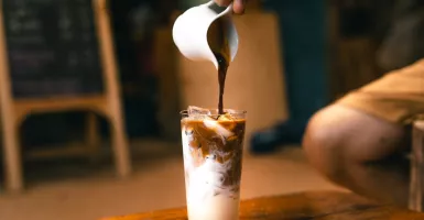 Es Kopi Susu Gula Aren Seenak Buatan Kafe, Mudah Banget Bikinnya