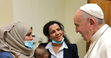 Ketika Pengungsi Muslim Memberi Kejutan ke Paus Fransiskus