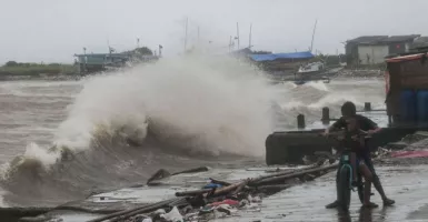 Gelombang Tinggi Terjang Laut NTT, BMKG Bunyikan Alarm Bahaya