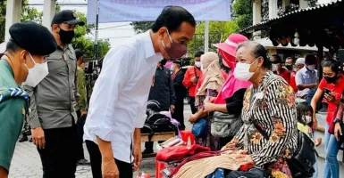 Jokowi Bagi-bagi Bantuan Tunai untuk Pedagang, Ada Apa?
