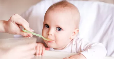 3 Jenis Makanan Sebaiknya Diberikan kepada Bayi Saat Tumbuh Gigi