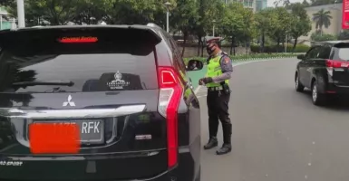 Polisi Tilang Puluhan Mobil Pejabat Pelat Nopol Khusus