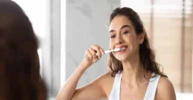 5 Alasan Mengapa Menyikat Gigi Sebelum Tidur Penting, Simak!