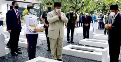 Peringati Pertempuran Lengkong, Prabowo Ziarah Makam Daan Mogot