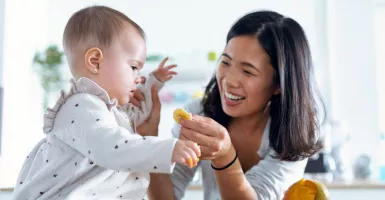 4 Pola Asuh yang Sering diabaikan Saat Bayi Lahir, Catat Moms!