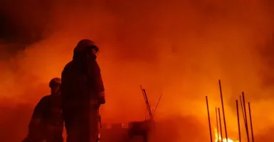 Gedung Kemendes Kebakaran, Damkar Kerahkan 12 Unit Mobil Pemadam