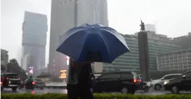 BMKG Bunyikan Alarm Bahaya, Hujan Disertai Petir Terjadi di Jabodetabek Hari Ini