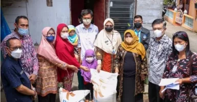 Wako Tanjung Pinang Bagikan Beras untuk Warga Bergizi Buruk