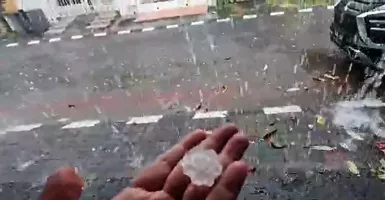 Hujan Es Batu Mengguyur Surabaya, Pepohonan Jebol