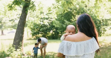 Saat Kakak Cemburu Sama Adik Bayi, Orang Tua Lakukan 3 Hal