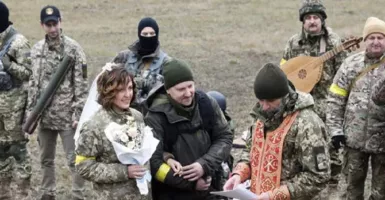 Berbalut Seragam Tempur, 2 Tentara Ukraina Menikah di Garis Depan