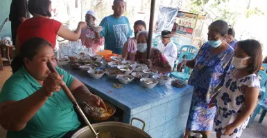 Sekumpulan Anak Muda Bagi-bagi Makan Gratis Lansia dan Dhuafa