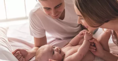 Cara Mencegah agar Bayi Tidak Selalu Minta Digendong
