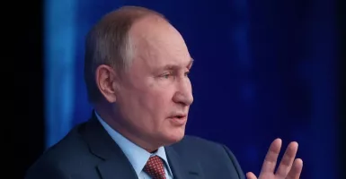 Ada yang Salah, Tangan Presiden Vladimir Putin Berubah jadi Ungu!