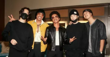 Unggah Foto Bersama BTS, Bruno Mars Semringah Banget!