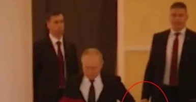 Vladimir Putin Bawa Koper Rahasia, Isinya Bisa Bikin Kiamat