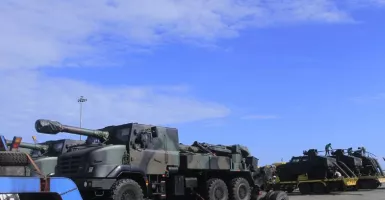 Puluhan Kendaraan Tempur TNI Masuk ke Kupang