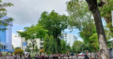 Polisi dan TNI Amankan Gedung DPRD Kalsel, Ketat!