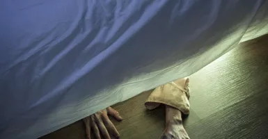Cerita Horor Muncul Tangan di Kolong Tempat Tidur, Hampir Ditarik
