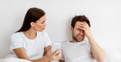 4 Ciri Utama Suami Ketagihan Selingkuh, Jangan Tertipu Moms