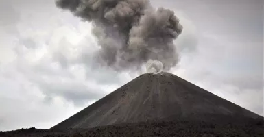 Gunung Anak Krakatau Alami 3 Kali Gempa Embusan Hari Ini